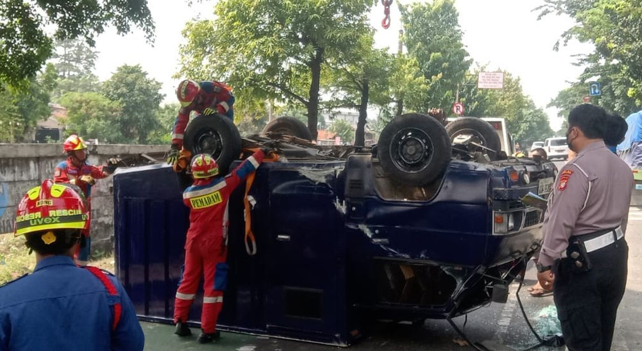 Viral, Mobil Pengangkut Uang Tabrak Separator Hingga Terbalik