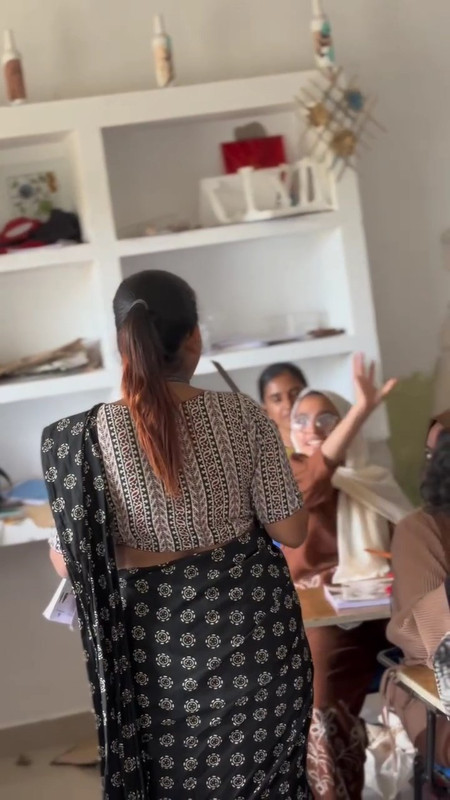 Hot teacher huge boobs and tummy in black saree.mp4_snapshot_00.11.753
