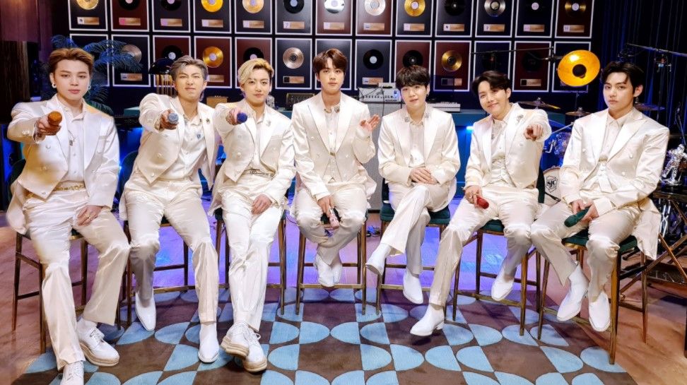 BTS menampilkan cover lagu Fix You – Coldplay di MTV Unplugged. 