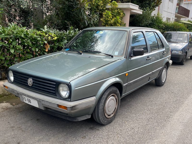 i.postimg.cc/5yfhn3v5/VW-Golf-GL-FO682959-foto2.jpg