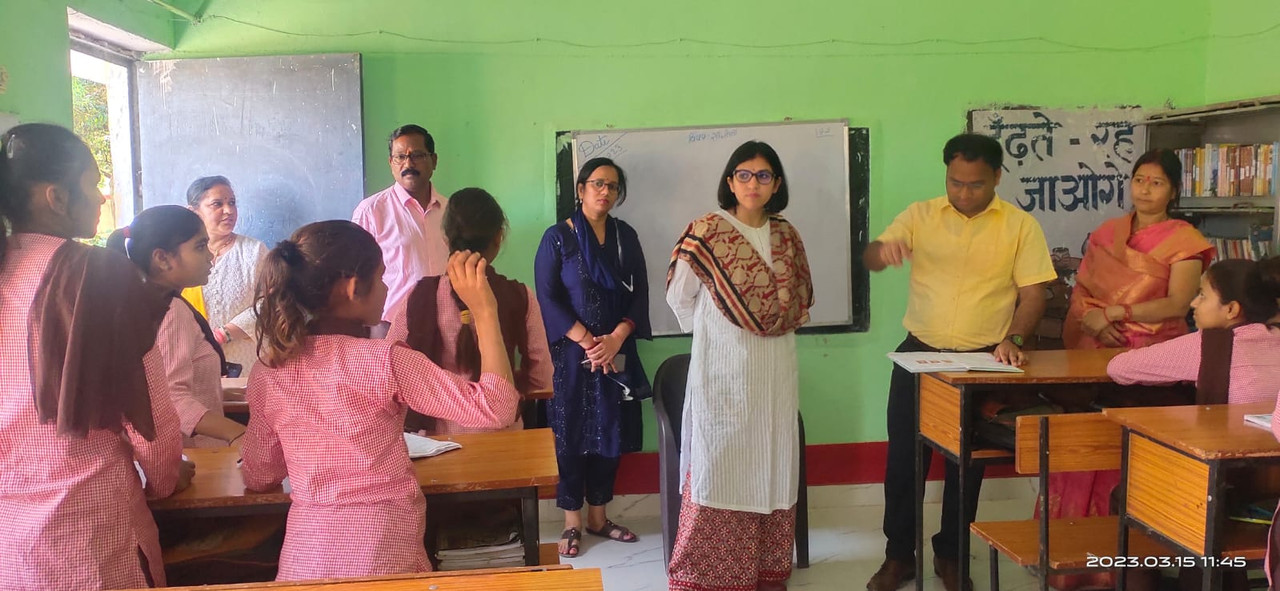 जिलाधिकारी ने कस्तूरबा बालिका आवासीय विद्यालय के निरीक्षण दौरान अनियमितताओं के चलते भुगतान रोका