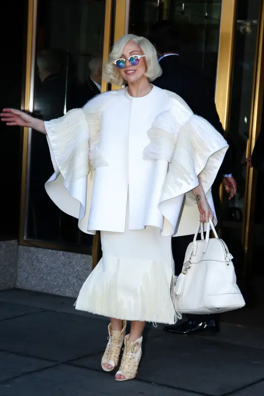 11-18-13-Leaving-her-apartment-in-NYC-00