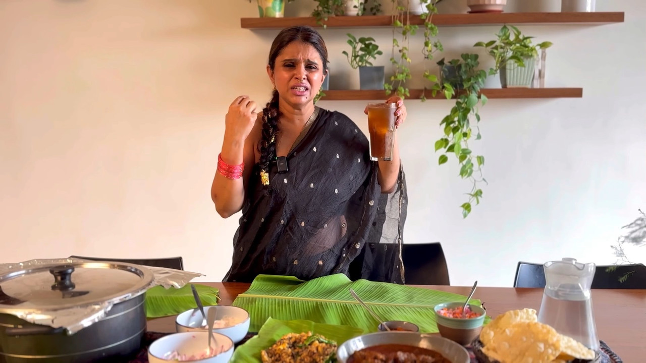 Malayali Sexy vlogger navel in sleeveless black saree mp4 snapshot 00 44 395