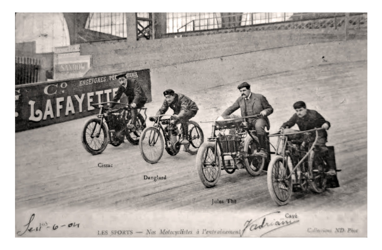 Les Sports, motocyclistes à l'entraînement (1900)