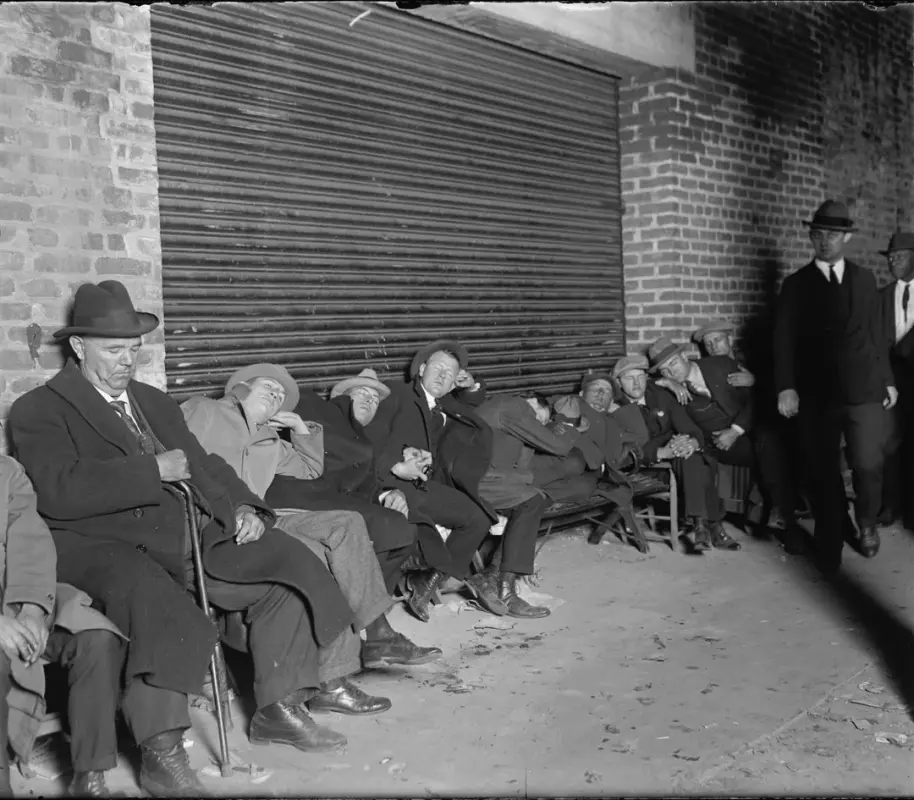 october-3rd-1924-waiting-for-tickets-for-1924-world-series-v0-1y7rxkooijsd1