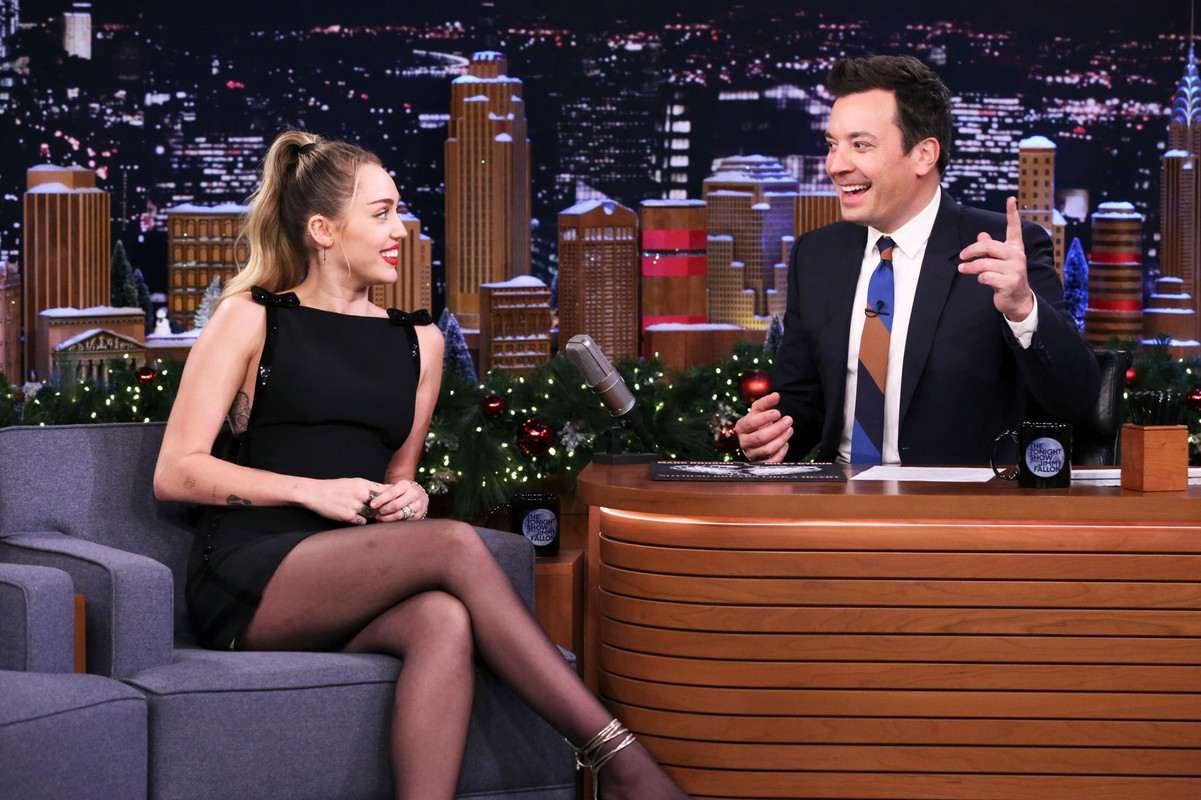 miley-cyrus-the-tonight-show-with-jimmy-fallon-in-nyc-121318-2