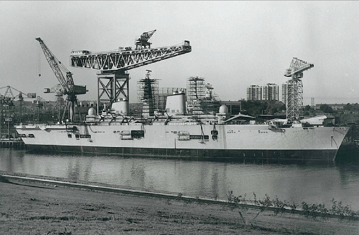 Ark Royal на корабле ведутся достроечные работы