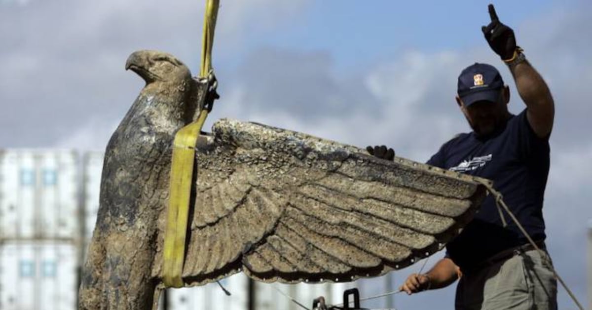 Un operario durante el rescate del águila nazi del acorazado Graf Spee