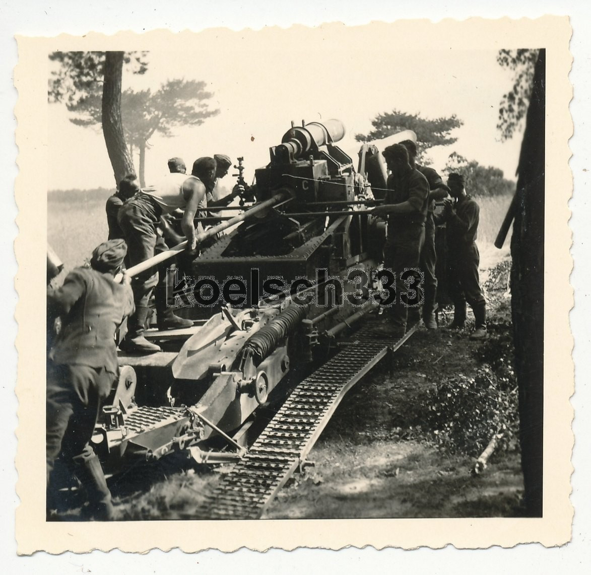 Foto Kanoniere der Wehrmacht am 21cm Mörser in Feuerstellung an der Ostfront (2)