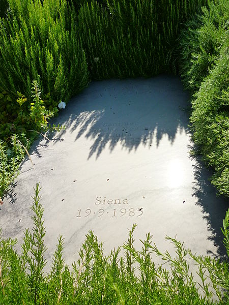 450px-Tomba-di-Italo-Calvino-nel-cimitero-di-Castiglione-della-Pescaia