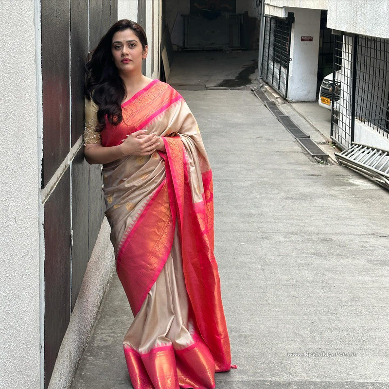 17-Girija-Oak-Godbole-Photos-Wallpapers-in-Red-Saree-My-Vantage-Point