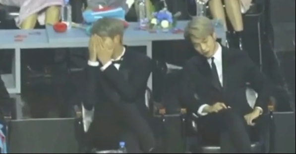 RM menutup wajah saat melihat iklan yang ia bintangi bersama BTS