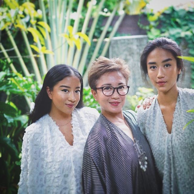 7 Potret kedekatan Chef Renatta dan sang ibunda, kompak bak kakak adik