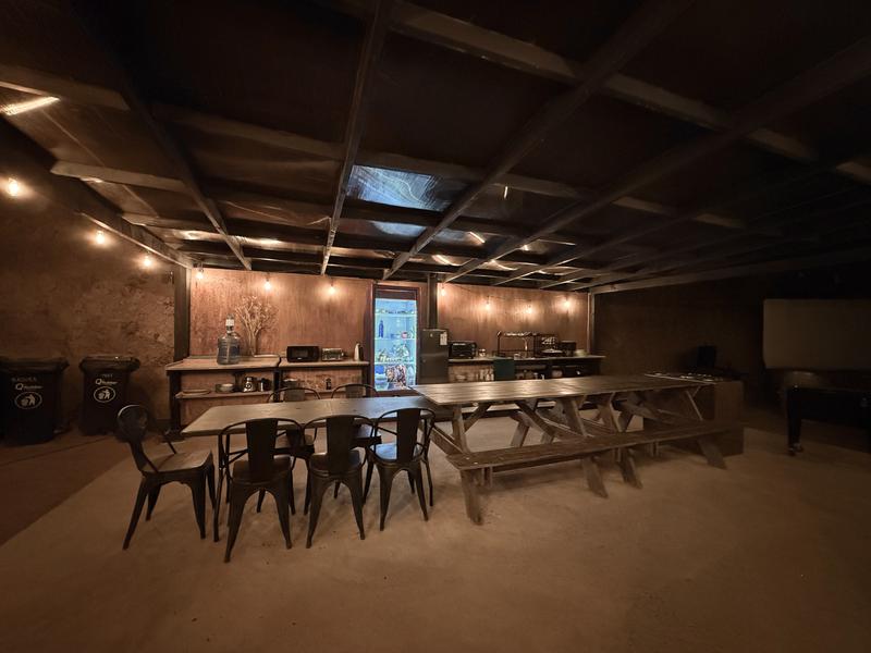 Comedor interior de Glamping Matanzas con mesas y luces cálidas