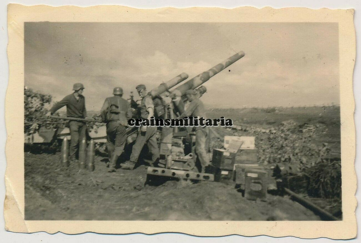 Orig. Foto Artillerie Geschütz m. Tarn Camo Granate Munition in Weissrussland