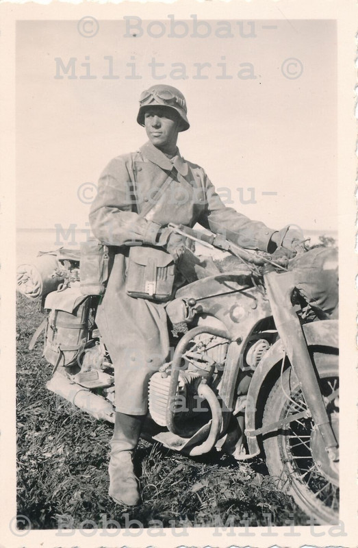 Foto Wehrmacht Kradschütze mit schweren BMW Motorrad Kradmelder