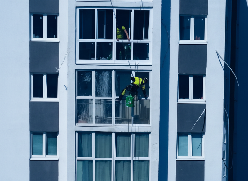 Мойка фасадного остекления на высоте — высотные работы Самара