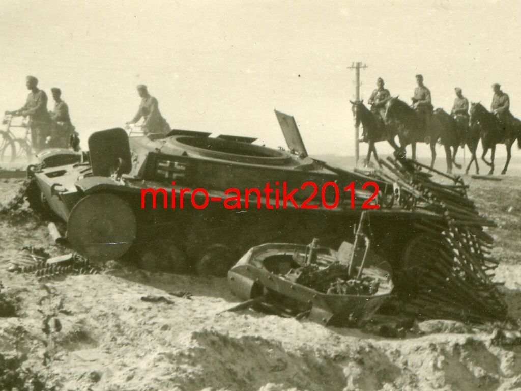 Foto, Wehrmacht, zerstörter Panzer mit Balkenkre