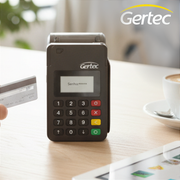 Pessoa realizando pagamento por aproximação no Pin Pad Gertec MP15