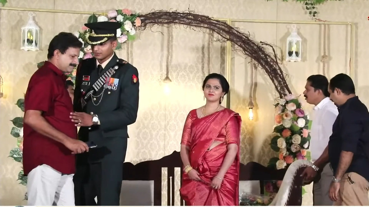 Cute Malayali bride wide open deep anvel in red saree.mp4_snapshot_00.54.440