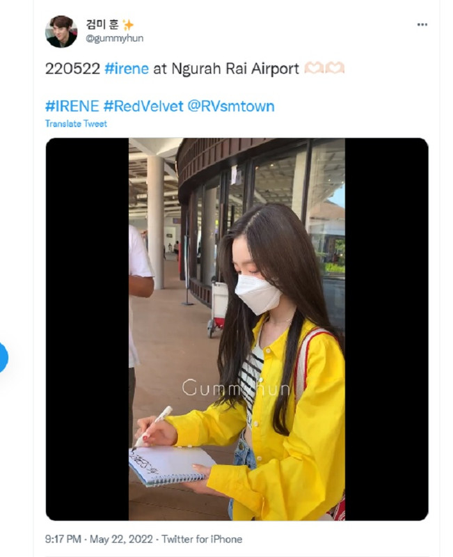Momen Irene Red Velvet saat tiba di Bandara Ngurah Rai, Bali.