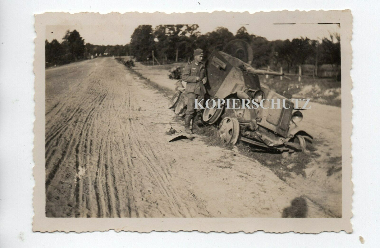 Russland zerst. gesprengte Technik SDkfz PKW Kübel Soldat