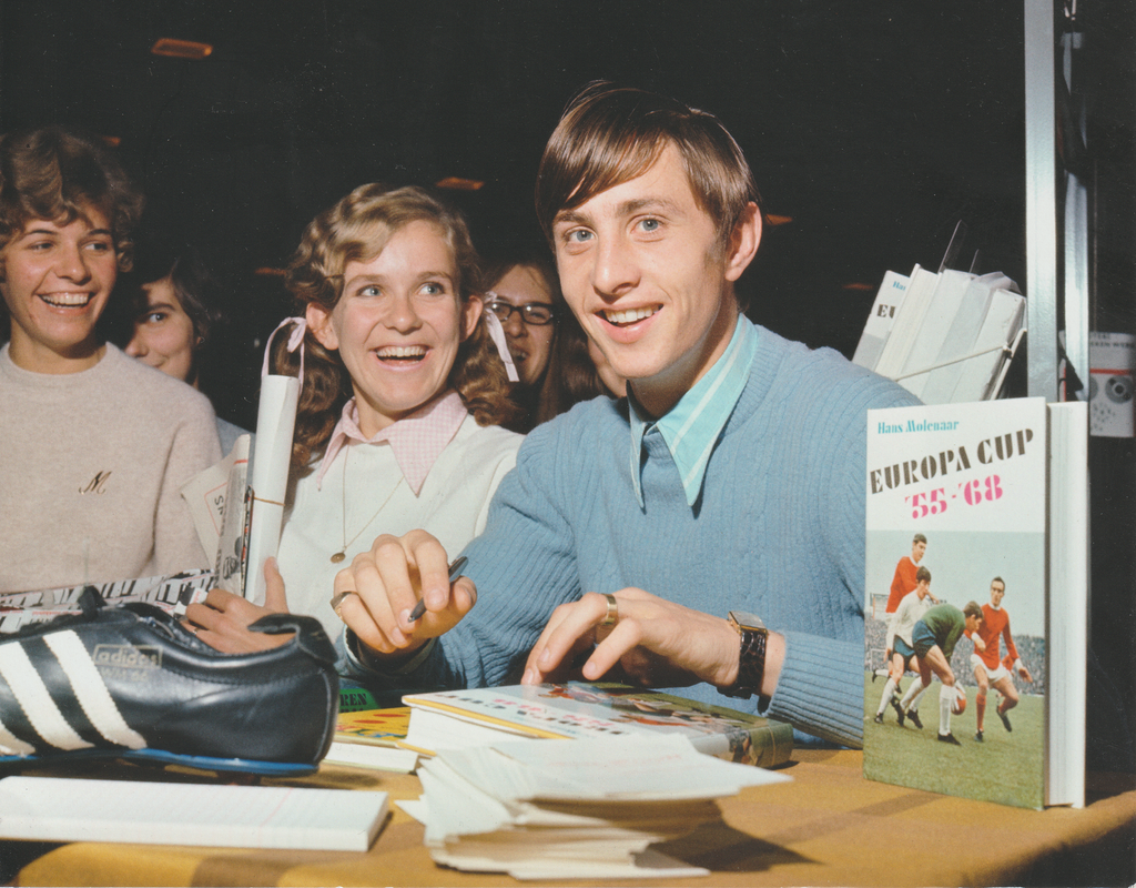 Cruijff-signeert.png