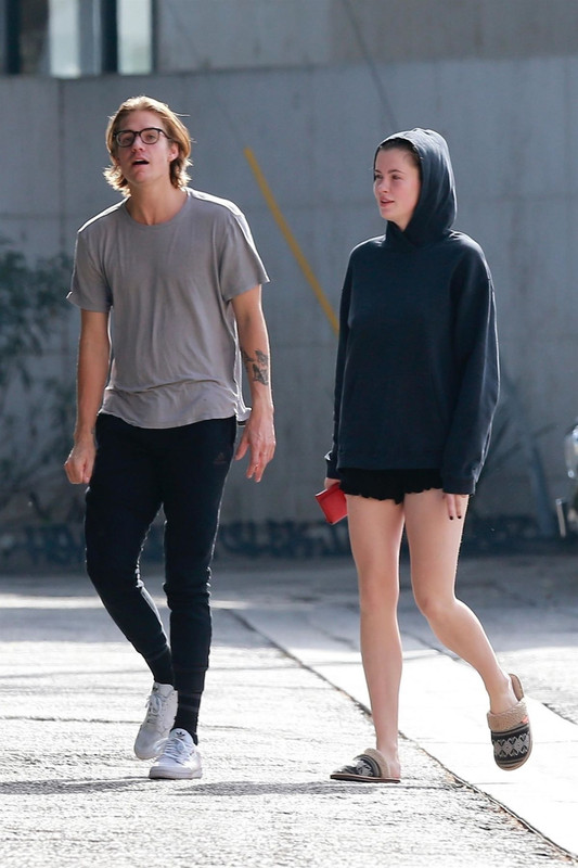 ireland-baldwin-and-noah-schweizer-out-for-lunch-in-los-angeles-