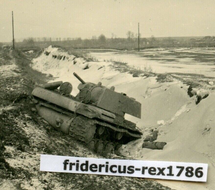Foto Ostfront HKL russ. КВ-1 Panzer Tank im Graben nach Treffer