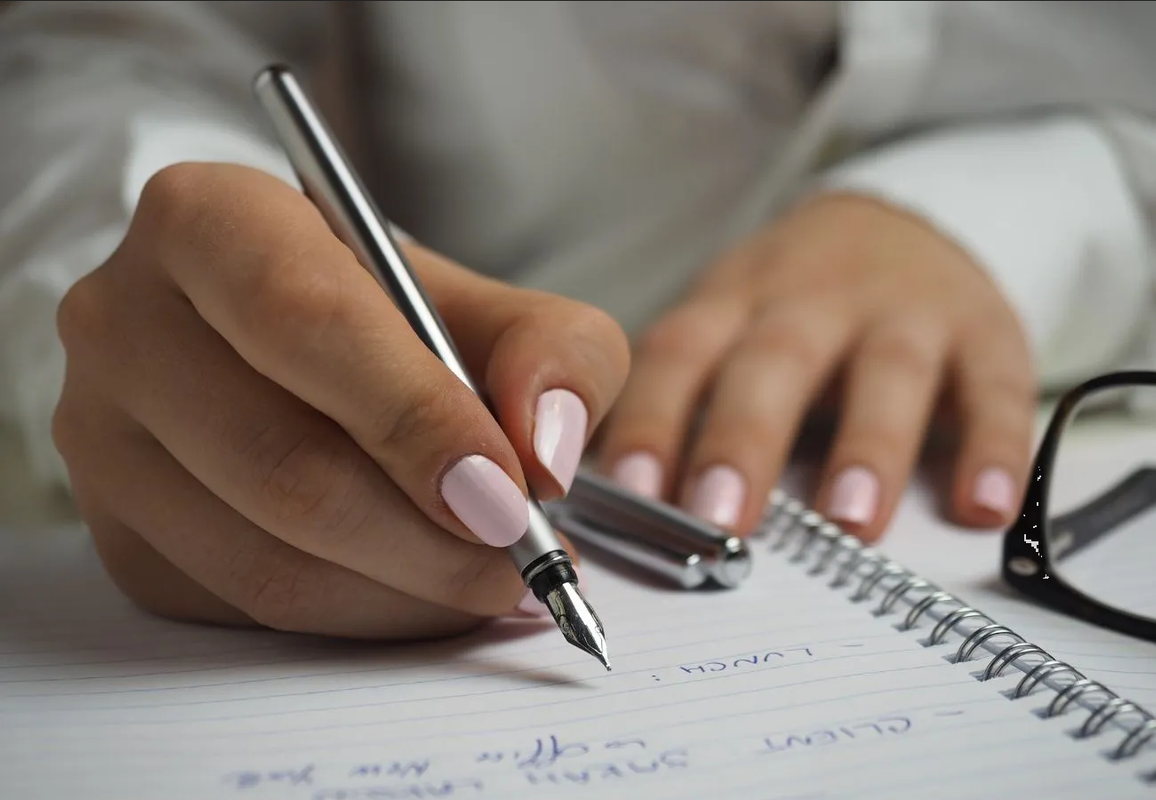 ¿Es brujería? El significado de escribir el nombre de una persona y congelarlo