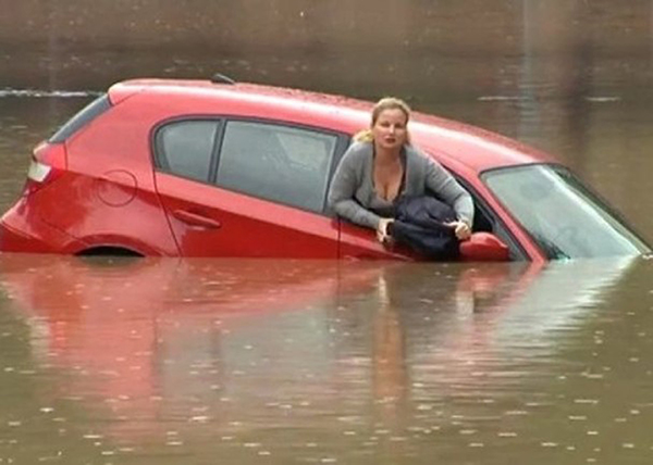 Spašavanje iz poplavljenog auta kroz otvoren prozor