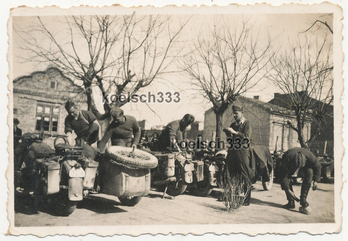 Foto Kradschützen der Wehrmacht an Motorrädern in Prowadija Warna Bulgarien 1941