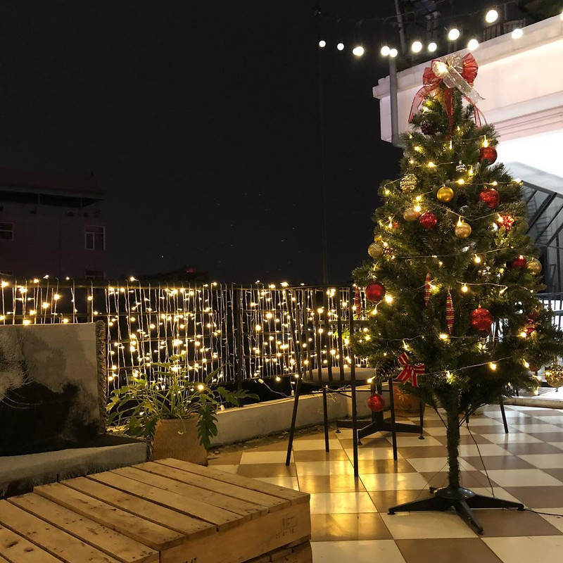 Mê mẩn 8 QUÁN CAFE DECOR GIÁNG SINH siêu lộng lẫy ở Hà Nội cho các tín đồ sống ảo - ảnh 54 me man 8 quan cafe decor giang sinh sieu long lay o ha noi cho cac tin do song ao - anh 54