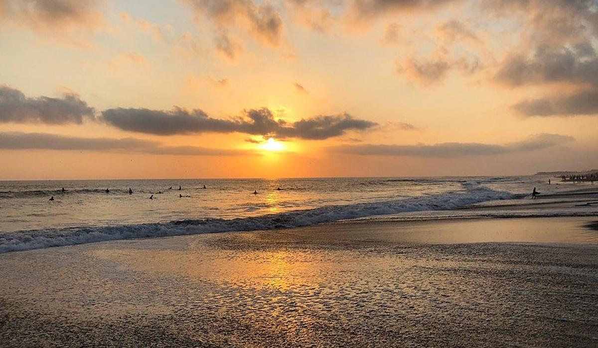 Menelusuri Keindahan Pantai Berawa yang Sangat Ramai Pengunjung
