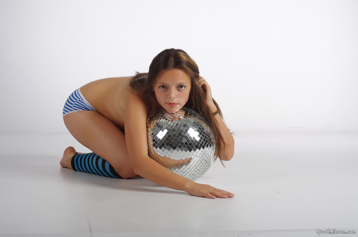 MarvelCharm_Nika-Disco-Ball-085