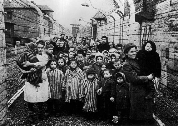 Hijos de un superviviente del Holocausto se encuentran sesenta años después Hijos de un superviviente del Holocausto se encuentran sesenta años después