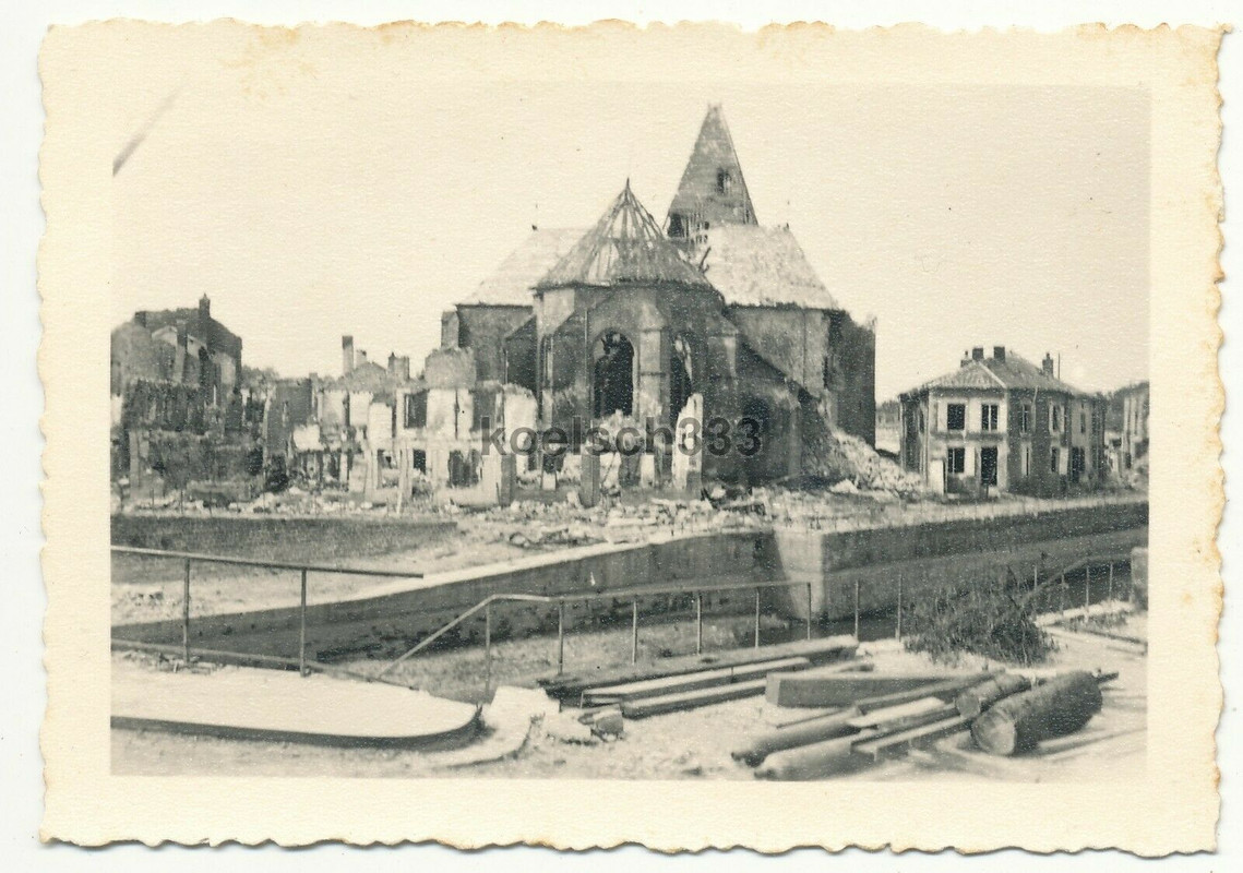 Foto zerstörte Stadt an der Westfront Belgien Frankreich Häuser Ruinen Kirche