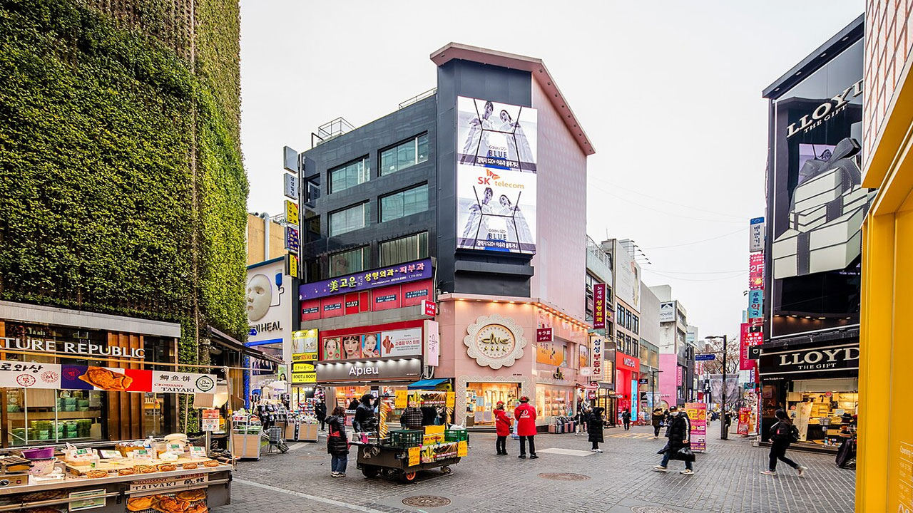 Menjelajahi Myeongdong Market: Pusat Perbelanjaan dan Kuliner di Korea