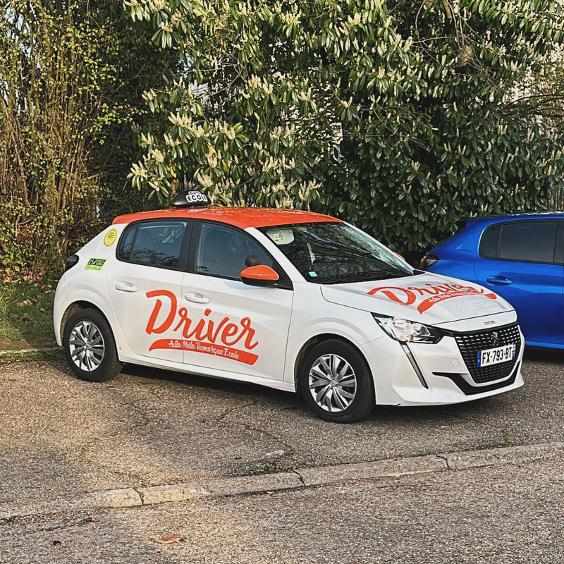 L'équipe Driver Auto-école devant l'agence