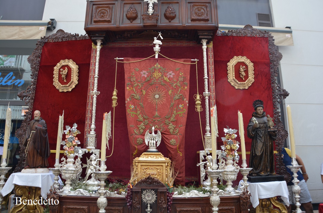Procesión del Corpus Christi 1-Altar-San-Juan-Bautista