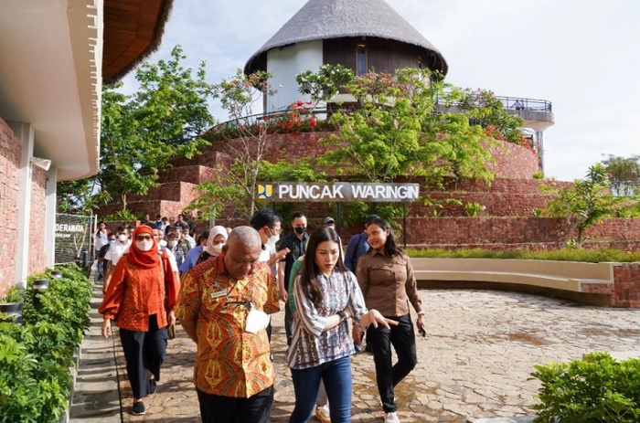 Angela Tanoesoedibjo saat melakukan kujungan kerja ke Labuan Bajo pada Rabu (12/10/2022).