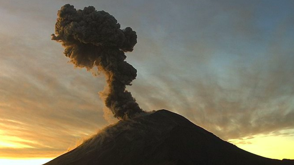 VIDEOS: ¡Impactante! Popocatépetl registra explosiones con material incandescente; autoridades en alerta