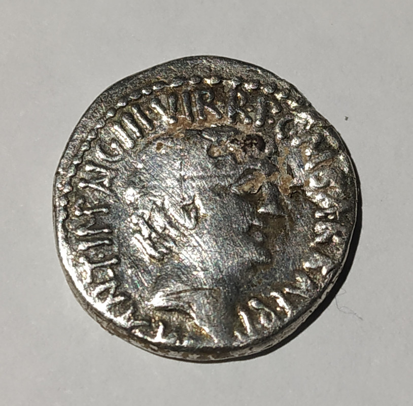 Denario de Marco Antonio y Augusto. CAESAR IMP PONT III VIR R P C. Efeso 34