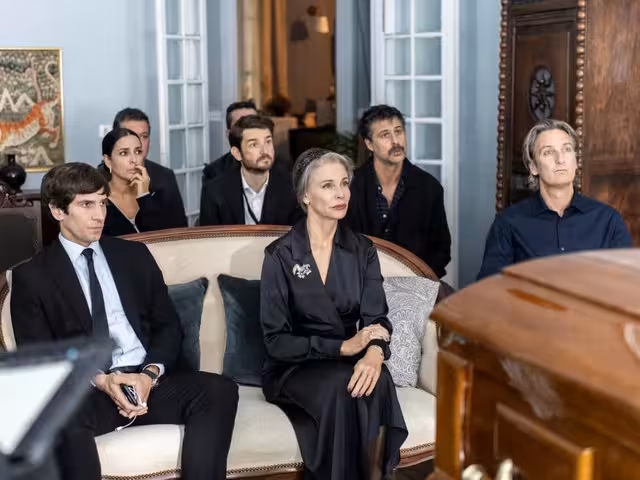 “UN FUNERAL DE LOCOS” SOLO PIERDE UN 8 % DE ESPECTADORES EN SU SEGUNDO FIN DE SEMANA EN CINES