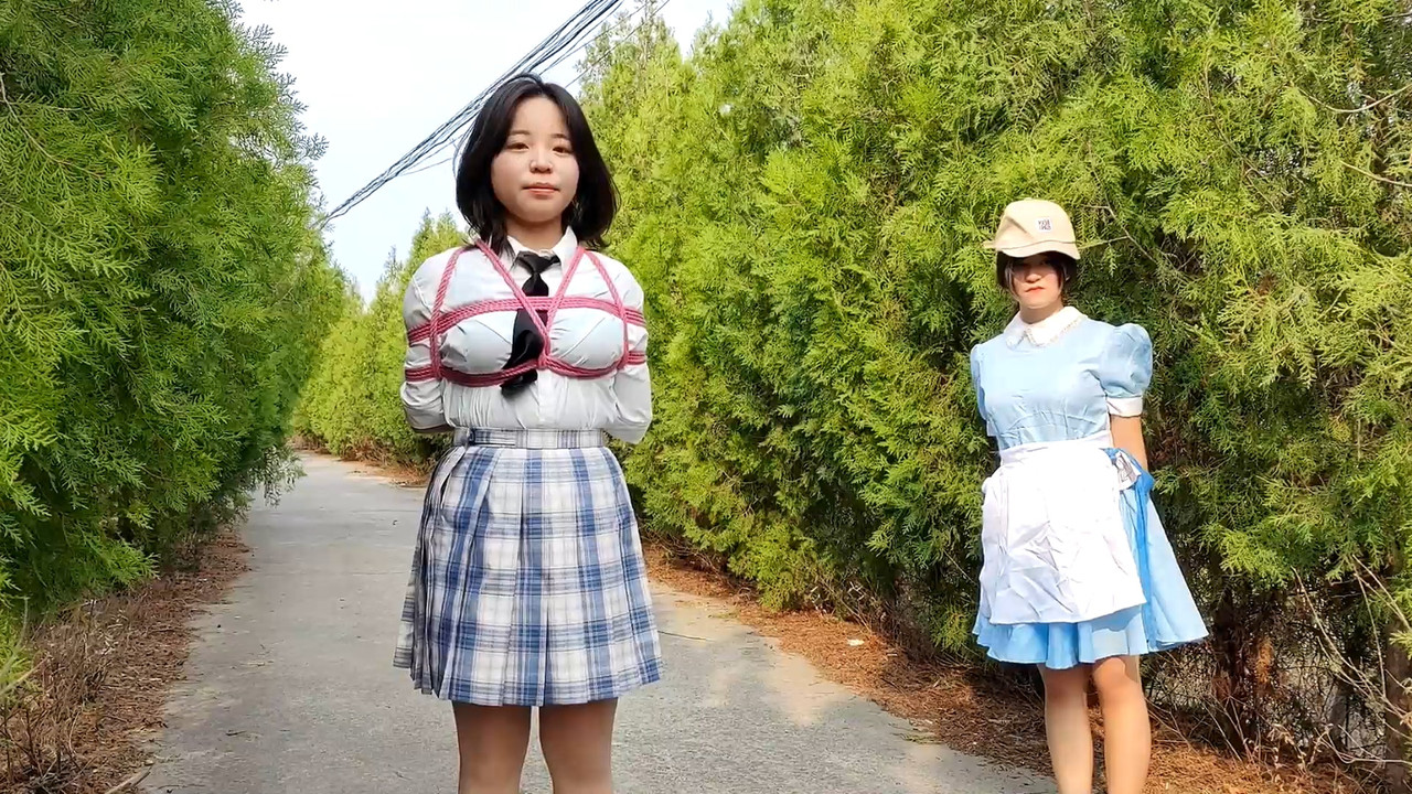 一绳所爱 初次体验捆绑的女孩户外做任务.mp4_20230429_130201.540