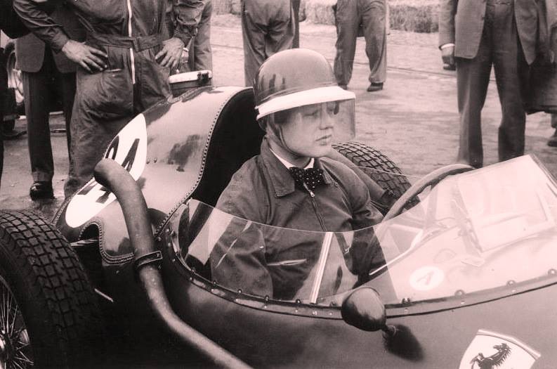Mike Hawthorn com o dito lacinho