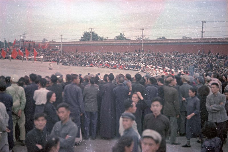 Провозглашение Китайской Народной Республики 1 октября 1949 г. Провозглашение Китайской Народной Республики 1 октября 1949 г. снимке, Владиславович, Владислав, Микоша, серой, куртке, СНИМКОВ, МНОГОМНОГО, КАТОМ, фотокинооператор, советский, случаю, октября, Тяньаньмэ́нь, площади, провозглашение, Китайской, автор, республики, Народной