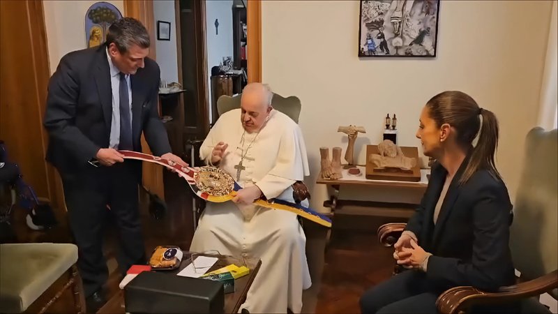 Папа Франциск благослови колана за битката на Усик и Фюри