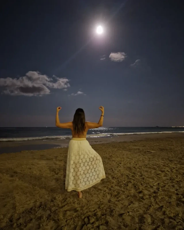 Luna-llena-Luna-azul-Luna-madre-luna-abuela-Luna-que-banas-mi-piel-y-mi-alma-en-este-momento-(3).webp