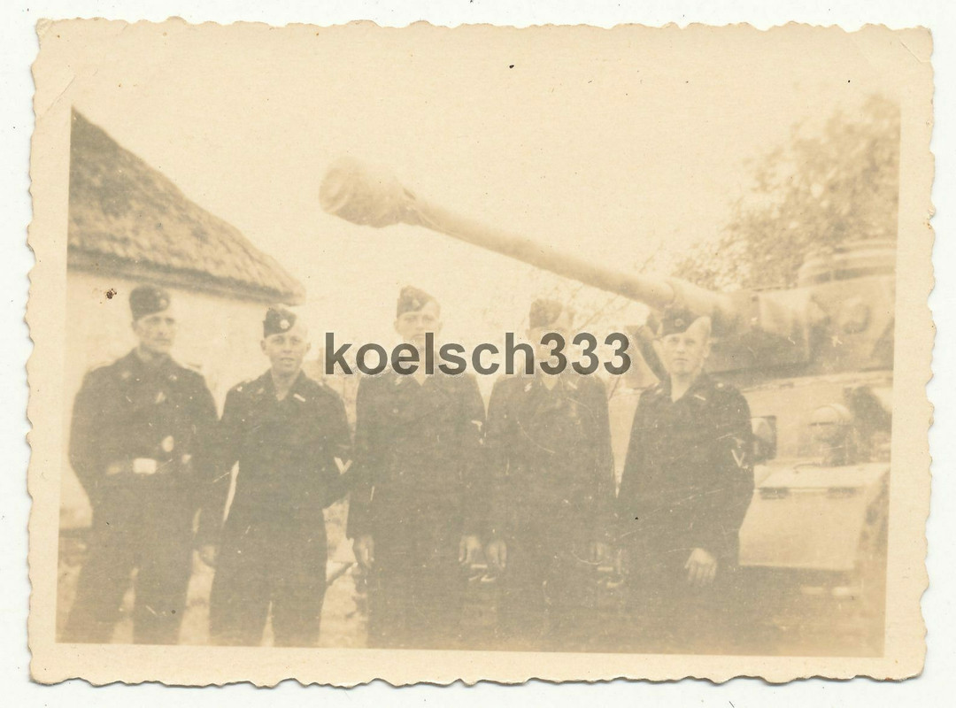 Foto Panzermänner vor einem Panzer IV mit langer Kampfwagenkanone in Russland